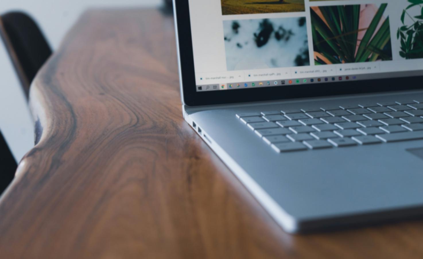 Proje gereksinimleri ve teknik spesifikasyonların incelendiği toplantı ortamı